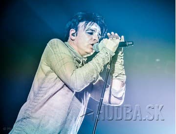 Gary Numan zrušil koncert v Clevelande po tom, čo jeho tour bus zrazil muža