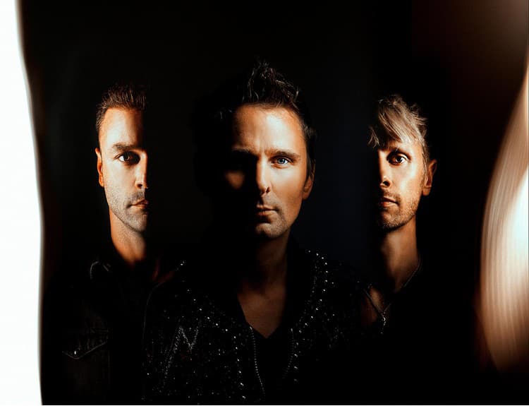 Muse pozývajú v klipe k singlu Pressure na akčný retro žúr plný nečakaného
