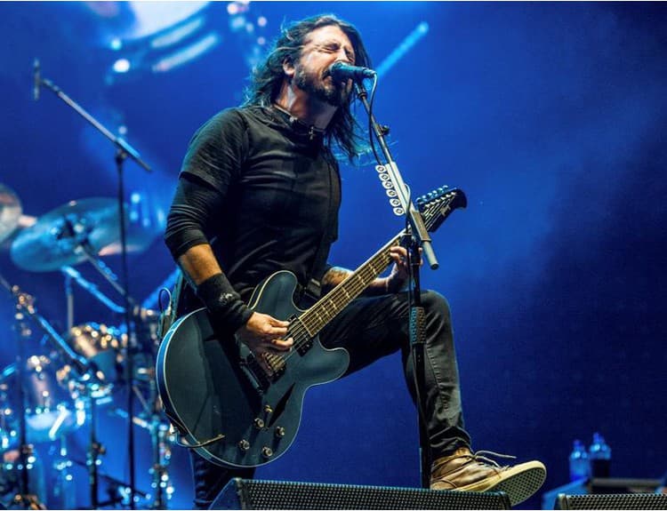 Pozrite si, ako Dave Grohl spieval hit skupiny Metallica s 10-ročným gitaristom