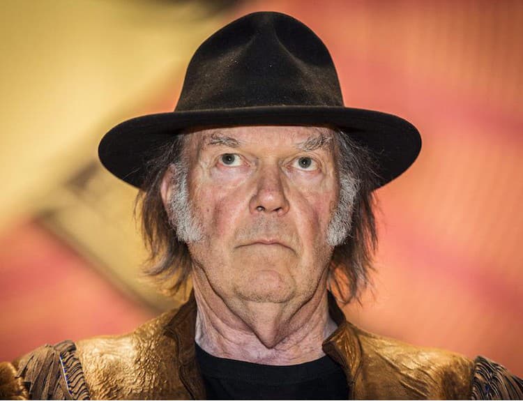 Neil Young potvrdil, že sa oženil s Daryl Hannah