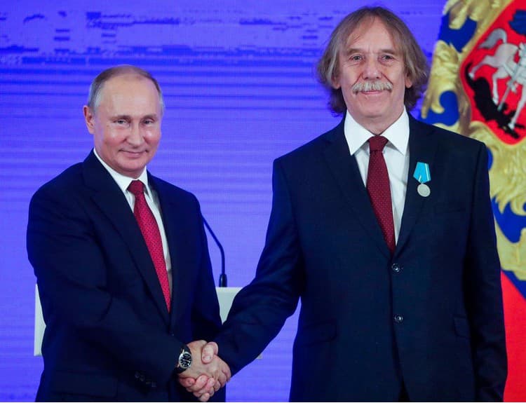 Jaromír Nohavica si prevzal od Vladimira Putina Puškinovu medailu