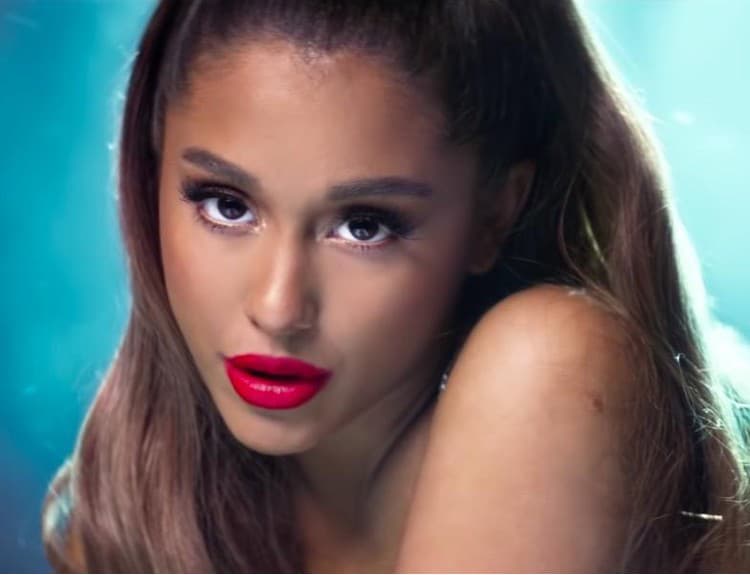 VIDEO: Ariana Grande v klipe Breathin zápasí s úzkosťou, no vyzerá očarujúco