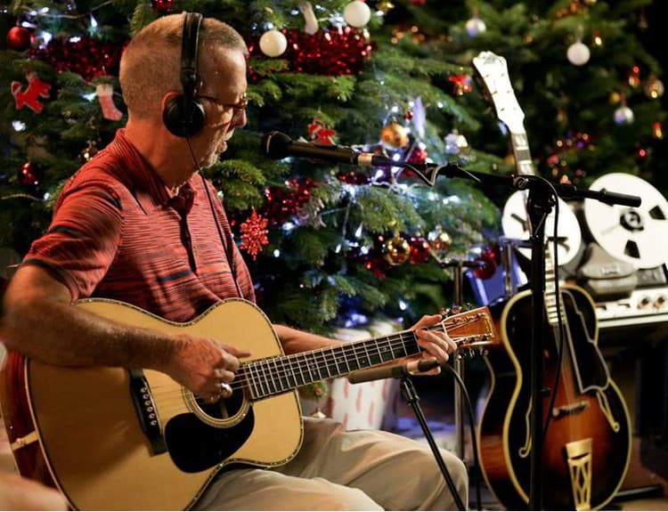 Eric Clapton zverejnil videoklip ku coververzii vianočnej piesne White Christmas