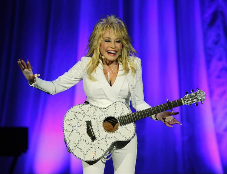Speváčka Dolly Parton chce zomrieť na pódiu. Do dôchodku sa nechystá
