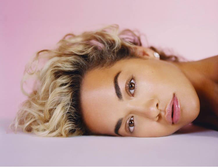 Znovuzrodená Rita Ora s albumom Phoenix mieri medzi áčkové hviezdy