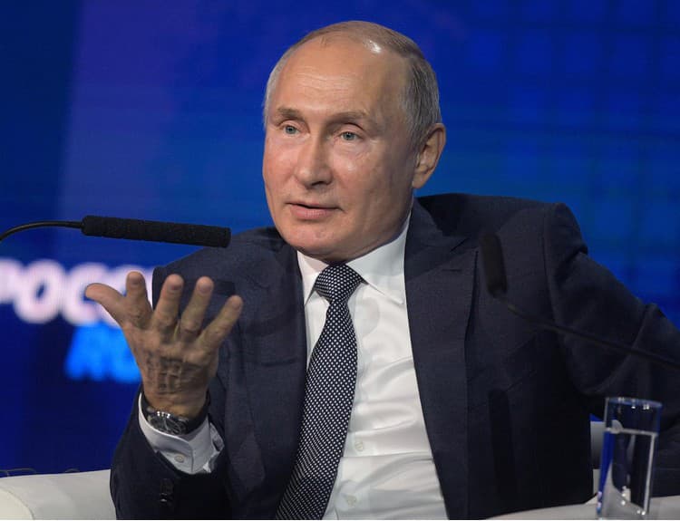 Putin je proti zákazom koncertov raperov. Chce ich viesť a usmerňovať