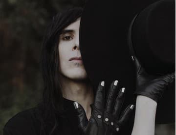 VIDEO: Chris Corner z IAMX sa v klipe Mile Deep Hollow odrazil od dna