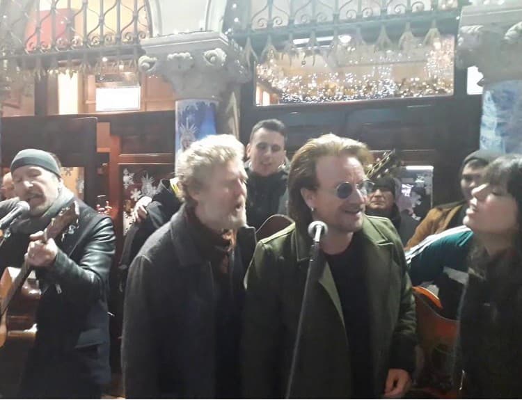 Členovia skupiny U2 sa pre charitu predstavili ako pouliční hudobníci