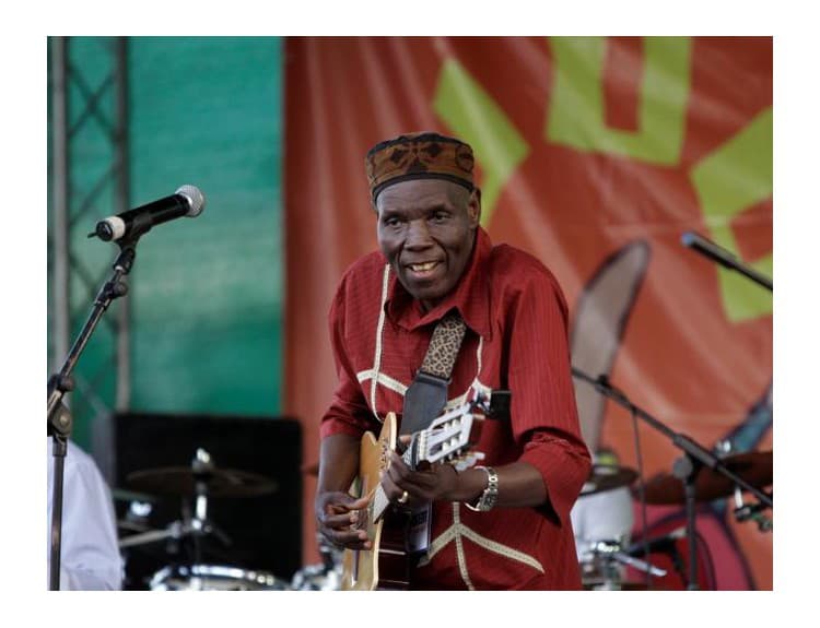 Vo veku 66 rokov zomrel afrojazzový hudobník Oliver Mtukudzi