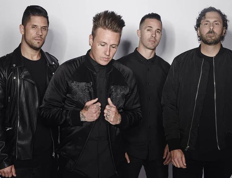 Spevák kapely Papa Roach je rád, že už sedem rokov nepije alkohol