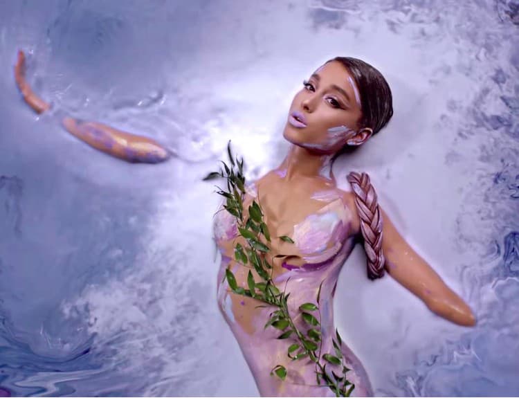 Ariana Grande čelí žalobe pre umelecký záber z videoklipu God Is a Woman
