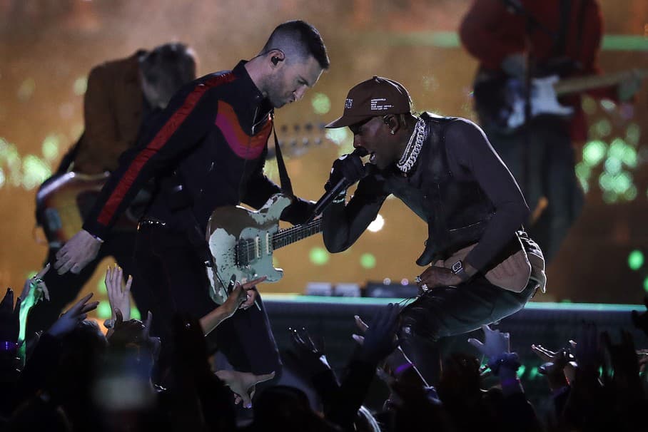 Adam Levine z Maroon 5 a Travis Scott, Super Bowl