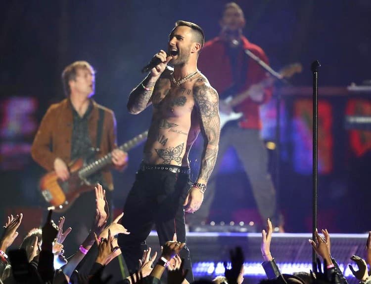 Maroon 5 na Super Bowle: Nudnú šou nezachránili hity ani odhalená hruď speváka