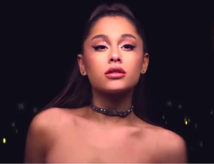 VIDEO: Ariana Grande v novom singli nabáda mužov k rozchodu s frajerkou 