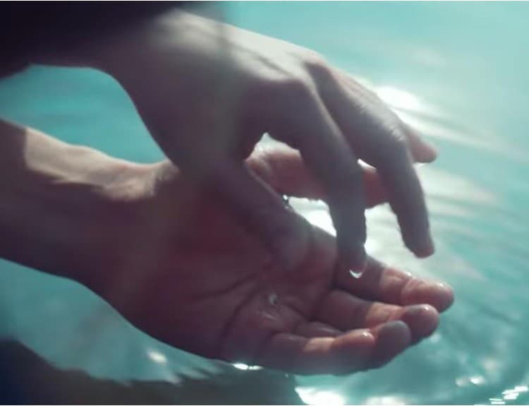 Láska vyjadrená dotykmi rúk: Pozrite si videoklip Svadobná od skupiny Para