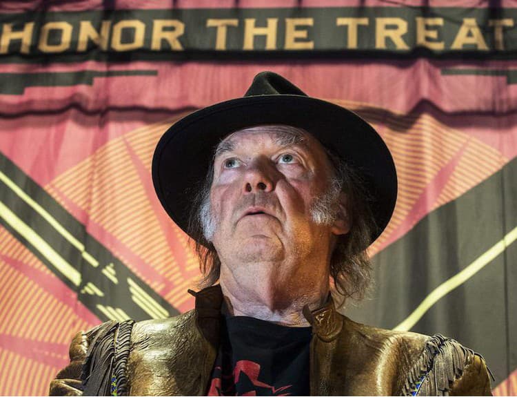 Neil Young pripravuje nový album s kapelou Crazy Horse