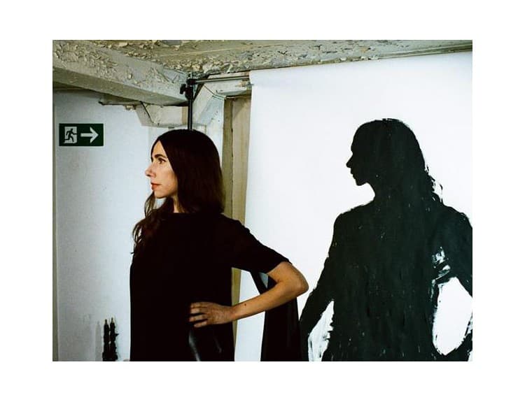 PJ Harvey zverejnila dve skladby z divadelnej hry Všetko o Eve