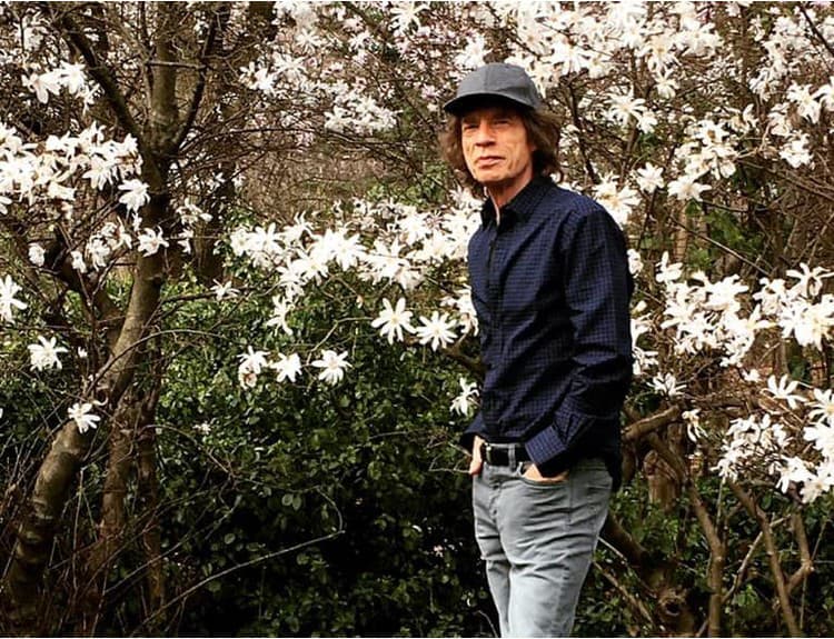 Mick Jagger mesiac po operácii zverejnil video, v ktorom divoko tancuje