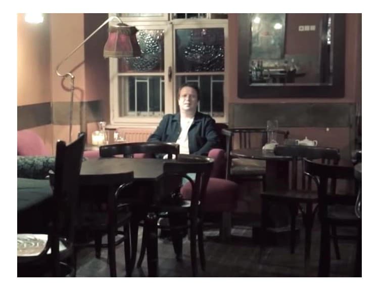 VIDEO: Saténové ruky v novom klipe spomínajú na legendárnu kaviareň Café Kút