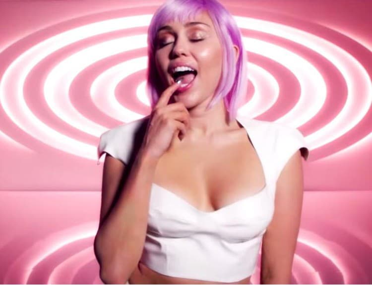 VIDEO: Miley Cyrus prekvapila novou identitou v známom seriáli. Kto je Ashley O?