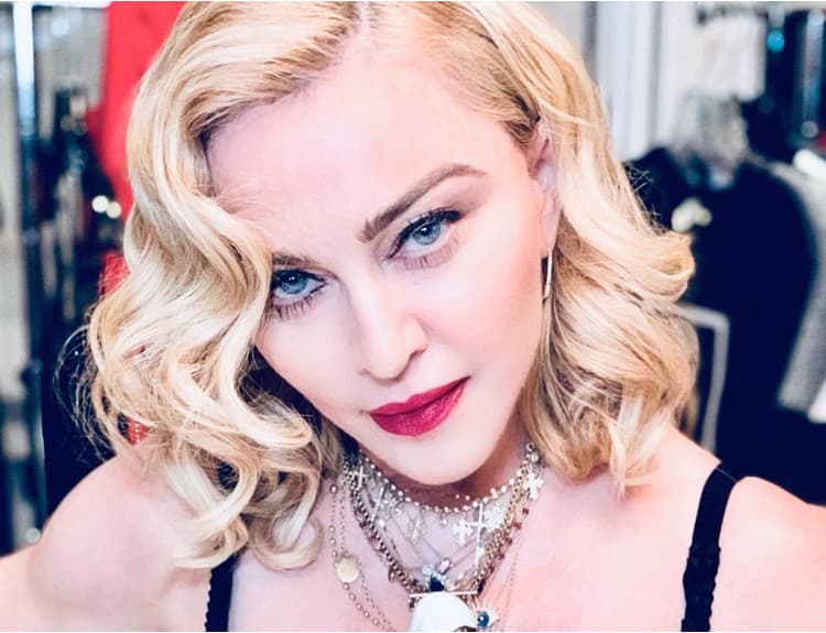 Násilie a krv: Madonna šokuje novinkou, ktorá ukazuje krutosť strelných zbraní