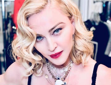 Násilie a krv: Madonna šokuje novinkou, ktorá ukazuje krutosť strelných zbraní