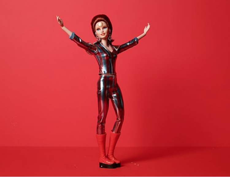 Barbie ako Ziggy Stardust: Mattel oslávil 50. výročie Bowieho hitu Space Oddity