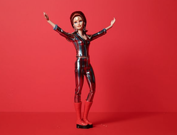 Barbie ako Ziggy Stardust: Mattel oslávil 50. výročie Bowieho hitu Space Oddity