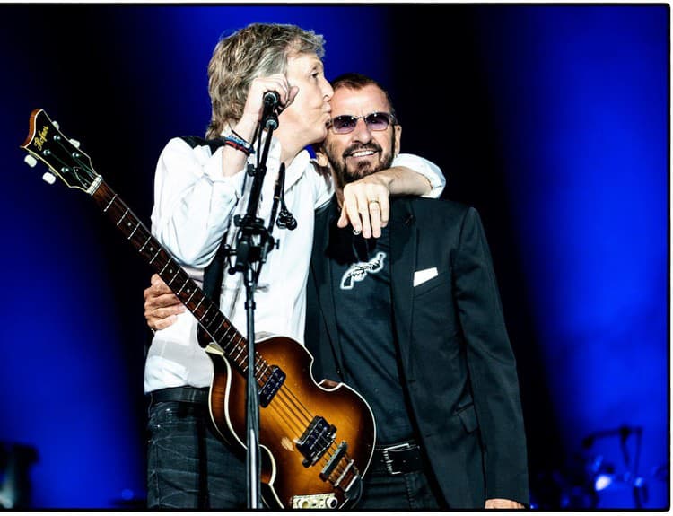 Paul McCartney a Ringo Starr opäť spolu na jednom pódiu. Zahrali v Los Angeles