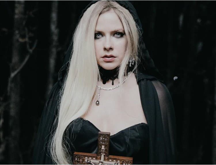 VIDEO: Avril Lavigne v goticky ladenej novinke pochováva toxické vzťahy