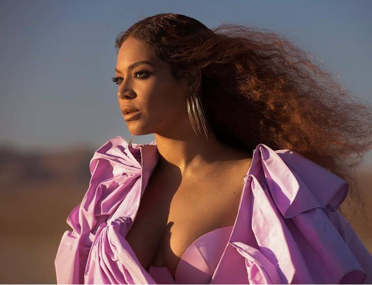 Pozrite si očarujúci pestrofarebný videoklip Beyoncé k novinke z filmu Leví kráľ