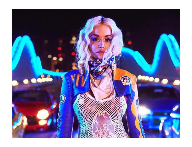 Rita Ora pokračuje v nádielke klipov. Video k singlu New Look natočila v Dubaji