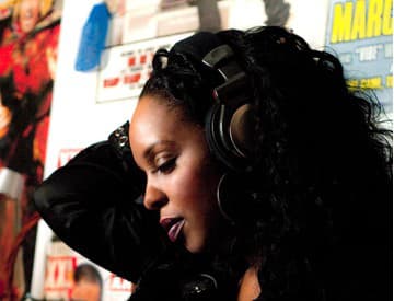 Do Bratislavy príde americká raperka Rah Digga. Vystúpia aj Miky Mora či Fagan Do Bratislavy príde americká raperka Rah Digga. Vystúpia aj Miky Mora či Fagan