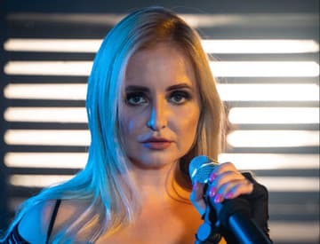 Z nežnej blondínky tvrdá rockerka: Speváčka LeRa prichádza s novinkou Last Day