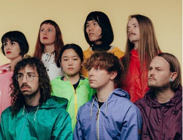 Superorganism: Nič nezocelí kapelu viac ako cestovanie v tourbuse