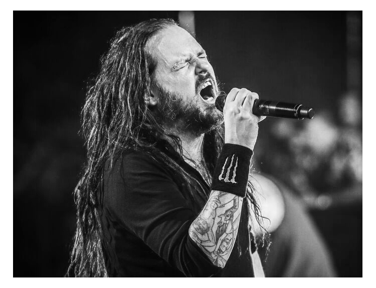 Svet sa vymkol spod kontroly, myslí si spevák Jonathan Davis z kapely Korn