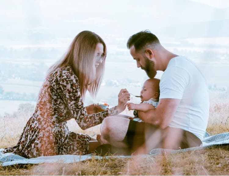 Andrew May predstavil emotívny klip s manželkou a dcérou