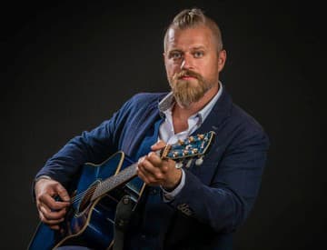 Spevák Michal Varga predstavuje nový singel Komár
