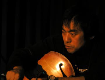 Zásadná postava súčasnej hudby Otomo Yoshihide vystúpi v A4 Zásadná postava súčasnej hudby Otomo Yoshihide vystúpi v A4
