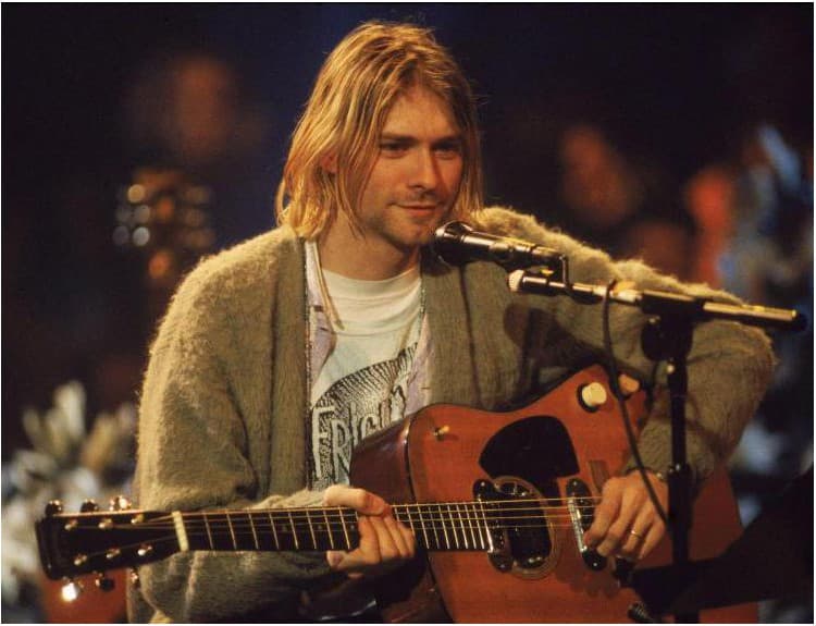 Do aukcie mieri sveter Kurta Cobaina z MTV Unplugged aj jedna z jeho gitár