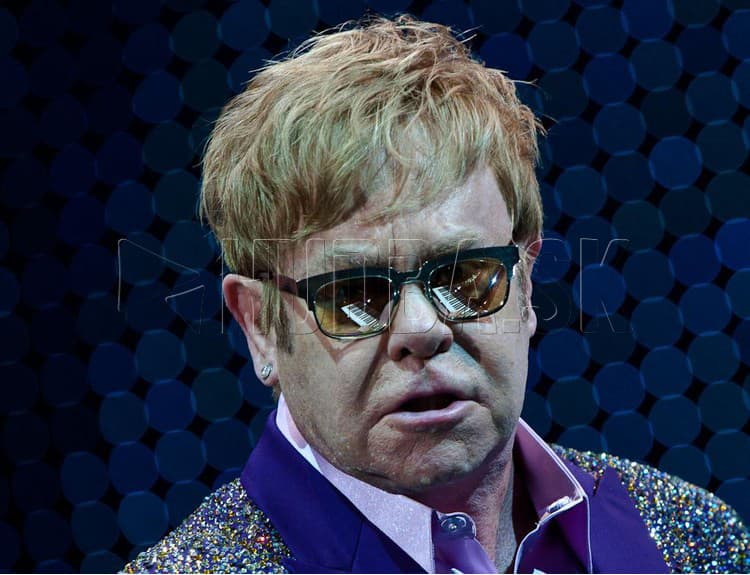 Elton John je vďačný za roky plné sexu a drog