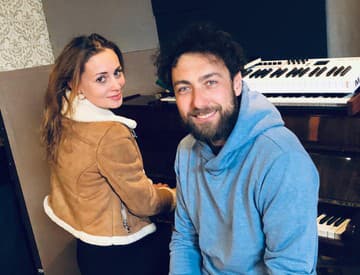 Mária Čírová a Bystrík predstavujú duet Páslo dievča pávy. Pozrite si lyric video Mária Čírová a Bystrík predstavujú duet Páslo dievča pávy. Pozrite si lyric video