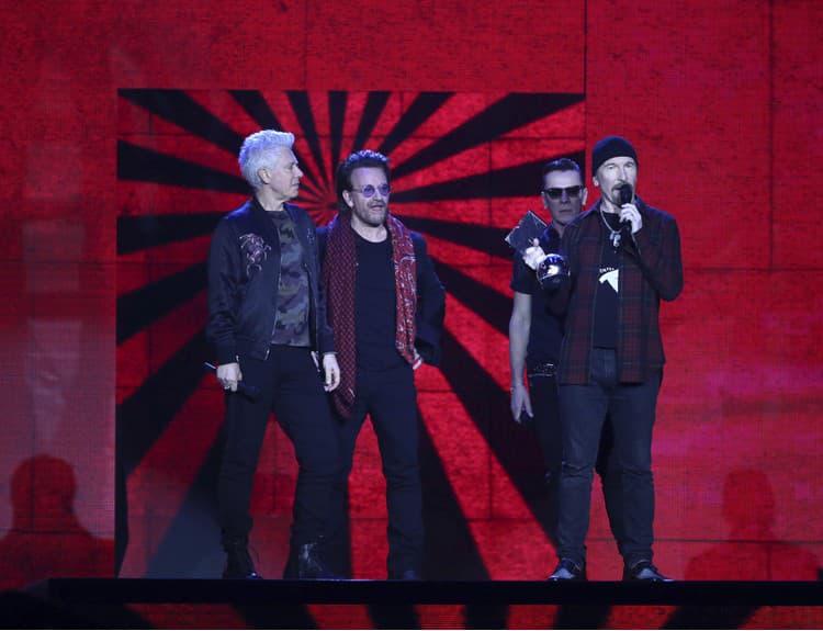 U2 zverejnili skladbu Ahimsa, hosťuje v nej A. R. Rahman so svojimi dcérami