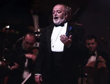 Vo veku 84 rokov zomrel spevák Zdeno Sychra Vo veku 84 rokov zomrel spevák Zdeno Sychra