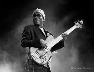 Famózny basgitarista Richard Bona chystá online koncert len pre Slovensko Famózny basgitarista Richard Bona chystá online koncert len pre Slovensko