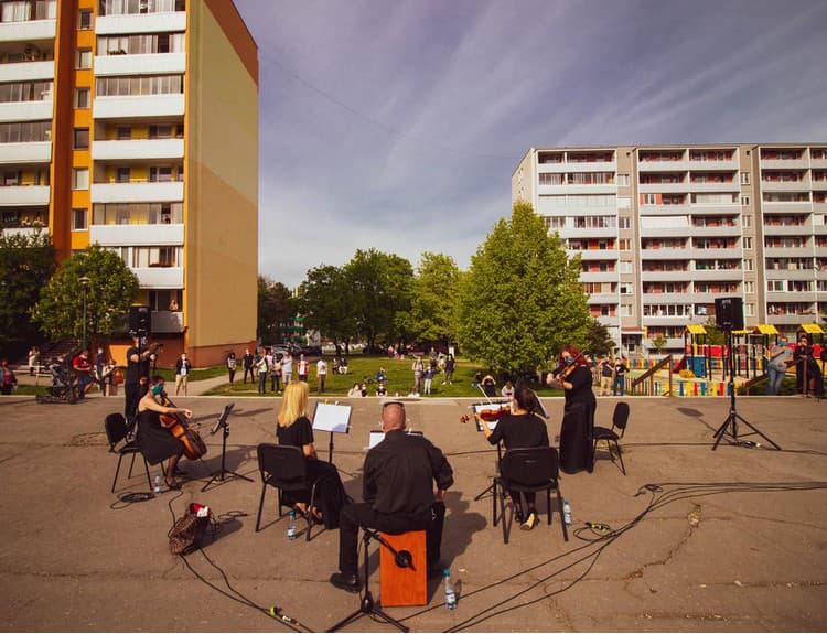 Umenie pod oknami: nový projekt prináša živú hudbu na bratislavské sídliská