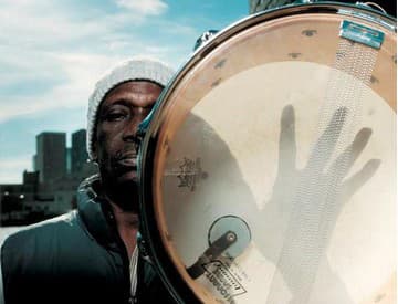 Zomrel bubeník Tony Allen, spoluzakladateľ žánru afrobeat Zomrel bubeník Tony Allen, spoluzakladateľ žánru afrobeat