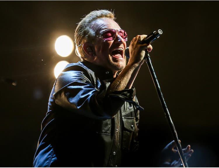 Bono Vox, líder skupiny U2, dnes oslavuje 60. narodeniny