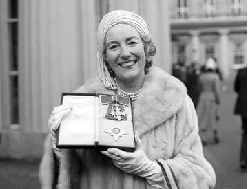 Zomrela ikonická anglická speváčka Vera Lynn, hviezda z čias II. svetovej vojny Zomrela ikonická anglická speváčka Vera Lynn, hviezda z čias II. svetovej vojny