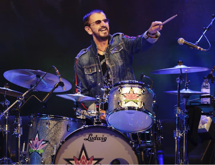 Jeden z dvojice žijúcich členov The Beatles, Ringo Starr, má dnes 80. narodeniny